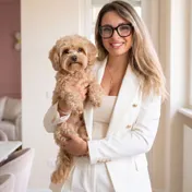Alessandra, Make-up Artistin in Köln, mit ihrem Maltipoo Fendi