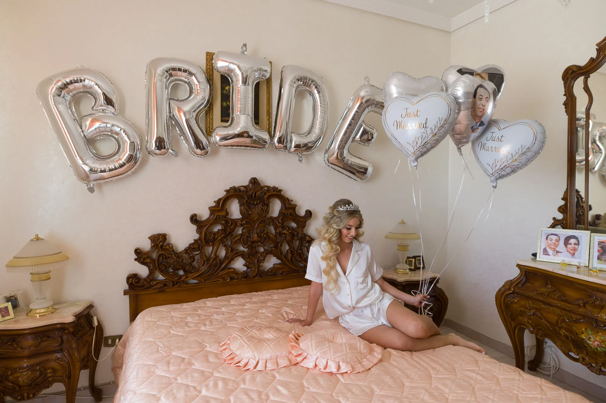 Echte Braut beim Getting Ready vor den Bride-Ballons