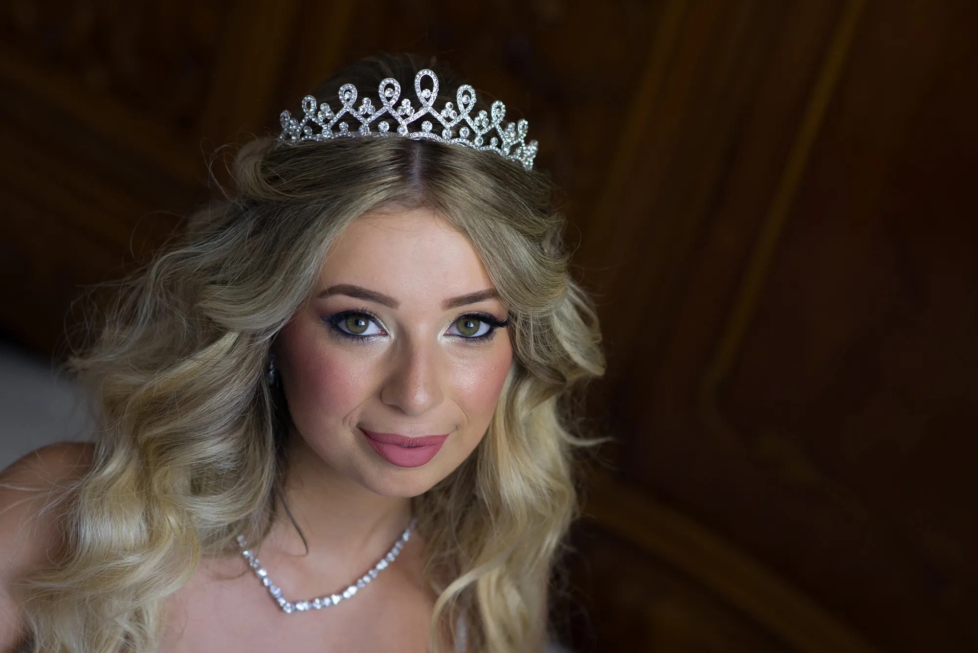Echte Braut in Nahaufnahme mit Diadem und Glow-Make-up