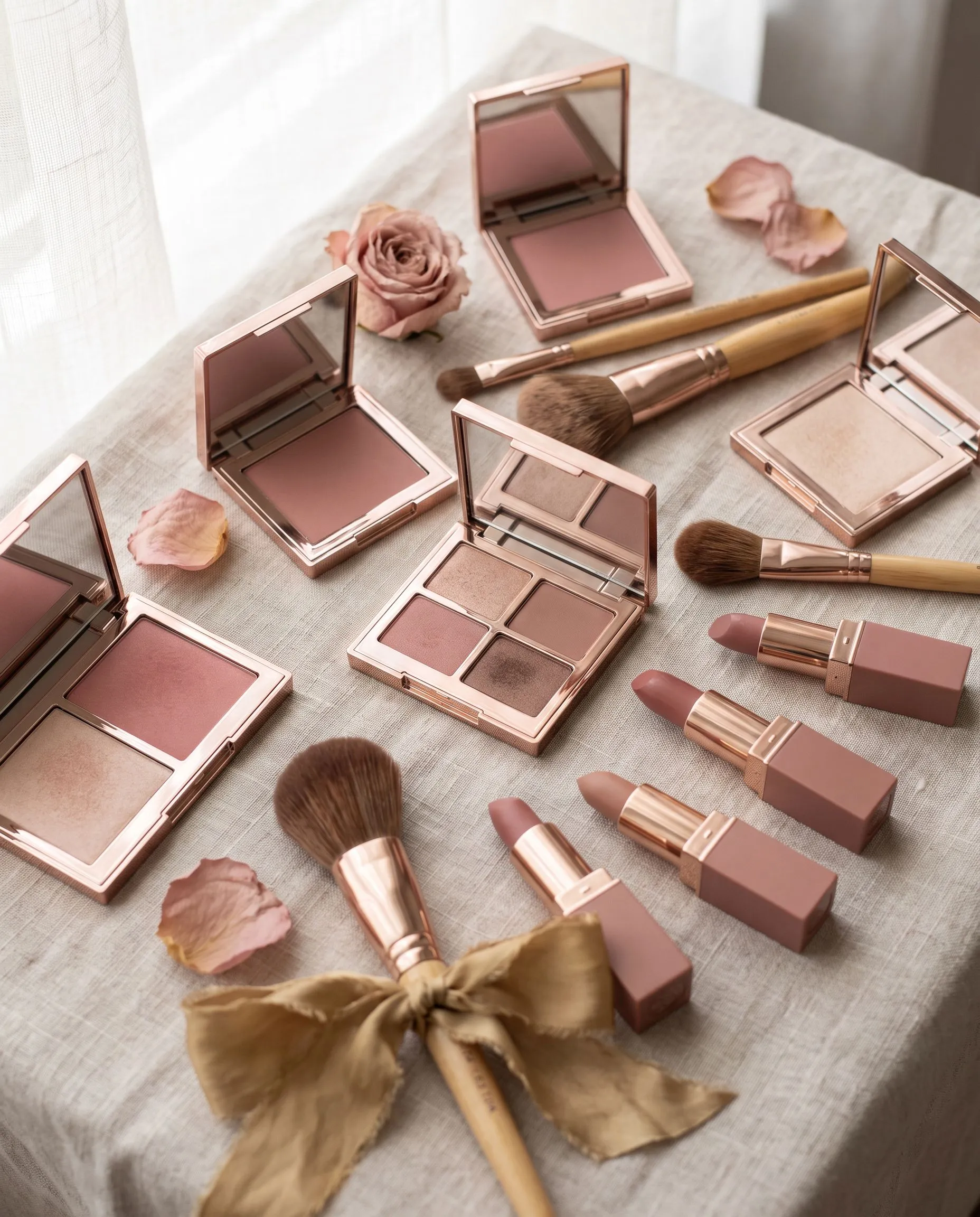 Professionelles Make-up-Set mit Pinseln und Paletten